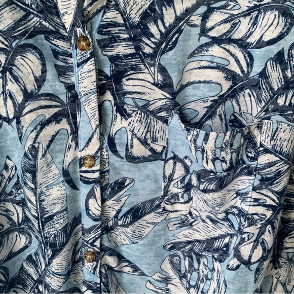 All in Love (XL) Collared, Button-Up, Short Sleeves w/tie at front middle waist - Picture 4 of 6